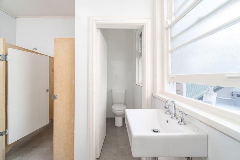 Bathroom 3, Sydney Junction Hotel, Newcastle - Throsby