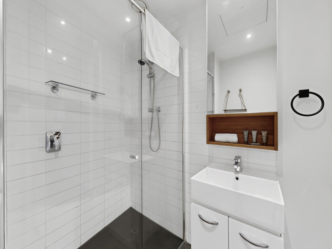Bathroom 5, City-View 1-Bed Apartment Near Central Park, Melbourne