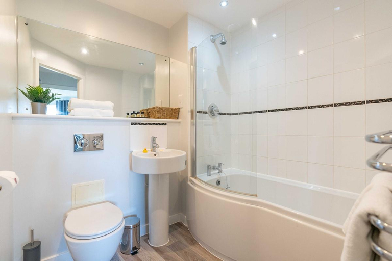 Bathroom, Stylish Apartment • Town Centre • Secure Parking • Fast Wifi • Smart TV • Yoko Property, Northamptonshire