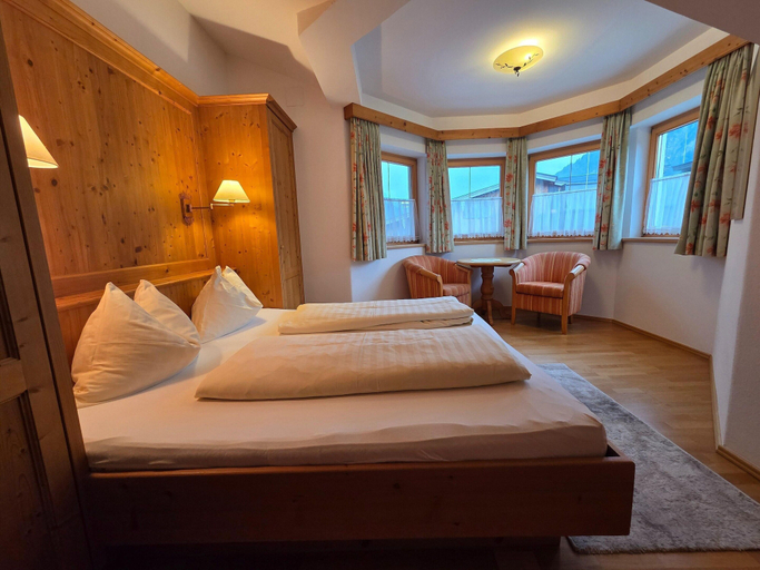 Room 4, Holiday apartment in an Alpine setting, Schwaz