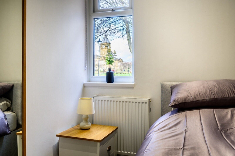 Room 1, Modern 2-Bed Home Free Parking in Batley, Kirklees