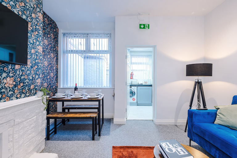 Room 5, 3 Bedroom Town House - Etihad Stadium - Free Parking, Manchester