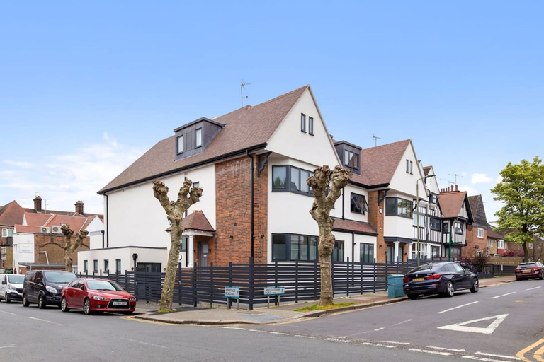 Room 5, Modern Serviced Studio Flat Near Central London, London