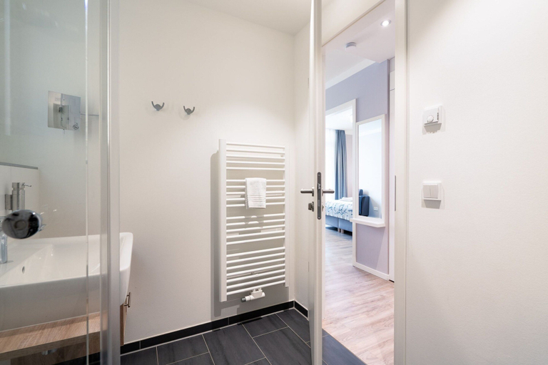 Bathroom 4, Bright Beach-chair Baltic Suite, Lübeck