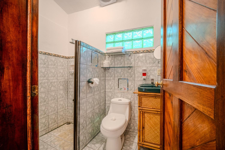 Bathroom 3, Hotel La Diosa, Talamanca