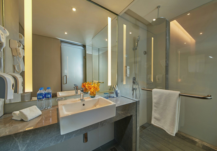 Bathroom 5, Holiday Inn Express NANTONG TEXTILE CITY by IHG, Nantong