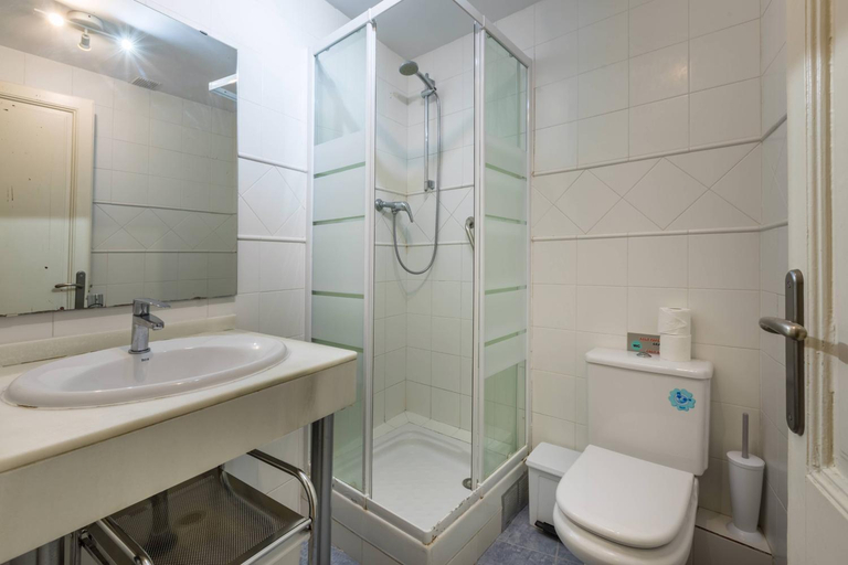 Bathroom, 42MAN1018 - Centrally located flat in Sant Antoni, Barcelona