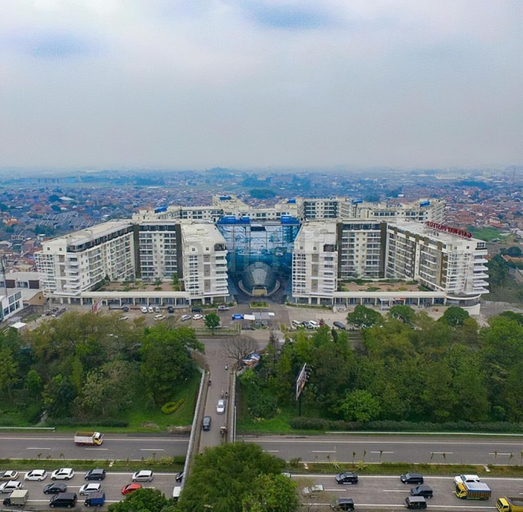 Exterior & Views