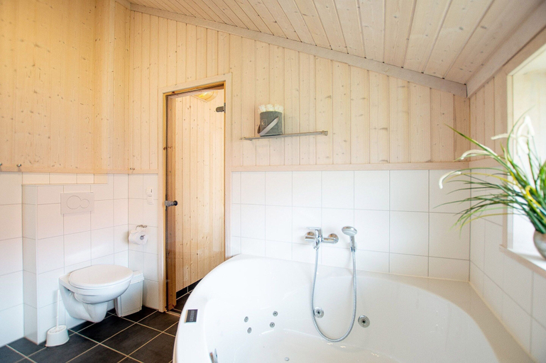 Bathroom 5, Charmantes Cottage fur 8 Personen mit Sauna, Ostholstein