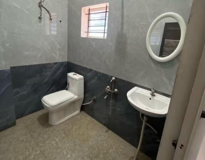 Bathroom 3, Family Suite Brigade Inn, Bangalore
