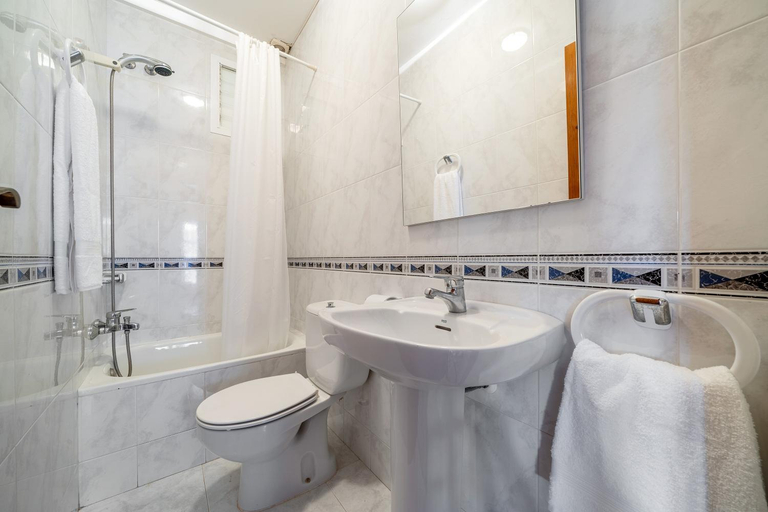 Bathroom 4, Chalet a pie Cala Forn con piscina, Tarragona