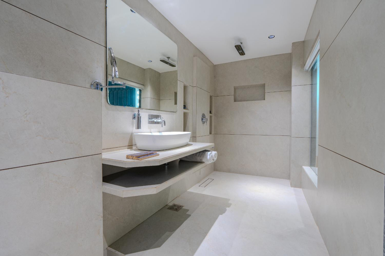 Bathroom 3, Hotel Midtown, Surat