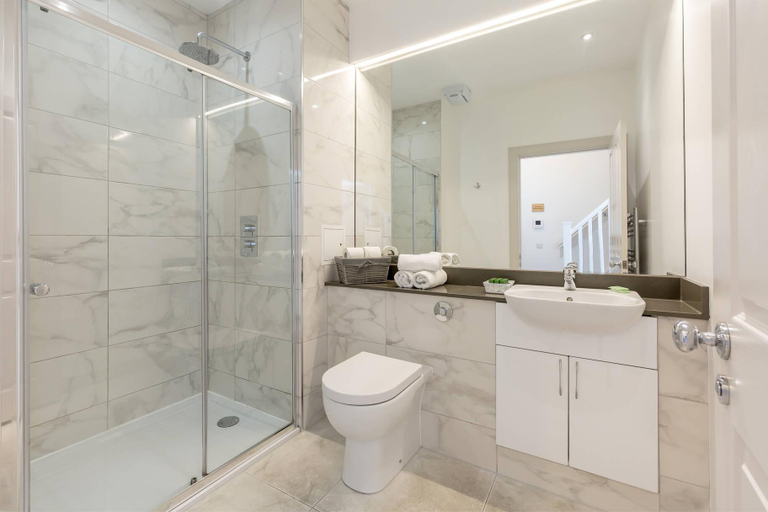 Bathroom 3, Tummel Apartment, Edinburgh