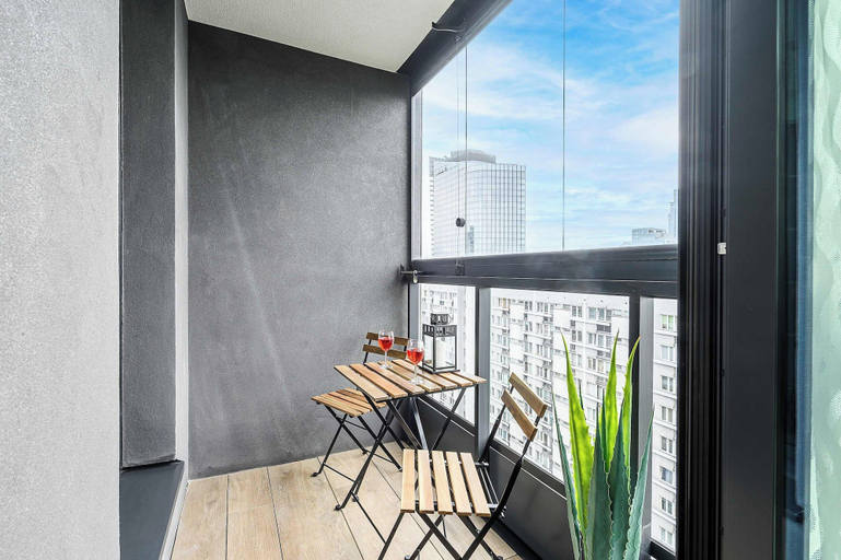 Balcony 4, Lush Home With City Views, Warsaw