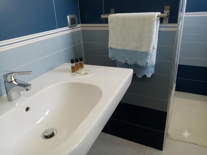 Bathroom 2, Andasi, Syracuse