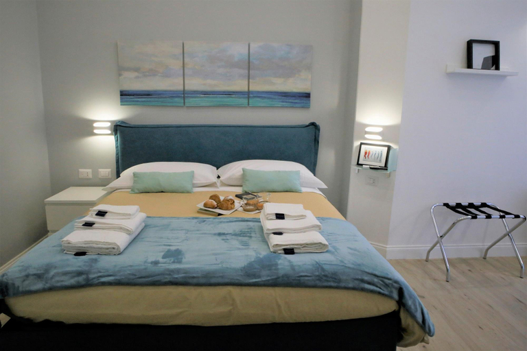 Bedroom 4, Porta San Gennaro, Napoli