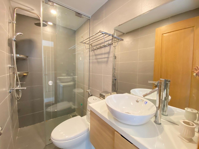 Bathroom, Muong Thanh My Khe beach apartment 3 bedrooms, Da Nang