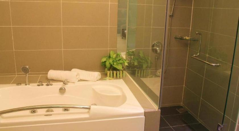 Bathroom 4, Mornington Hotel Medan Ipoh, Kinta
