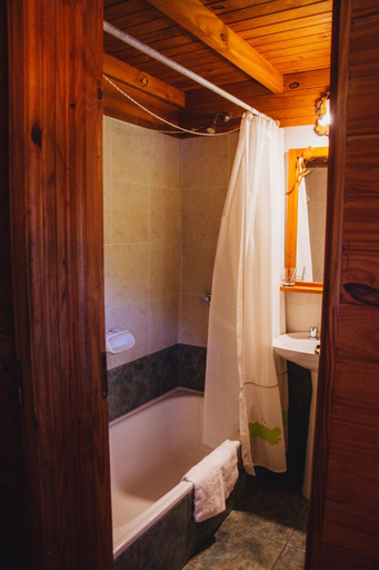 Bathroom, Cabanas Arique, Lacar