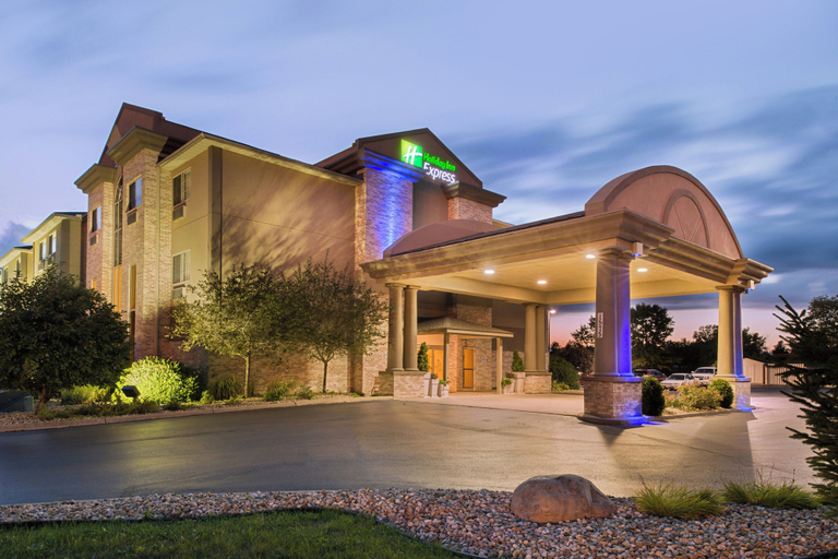 Exterior & Views