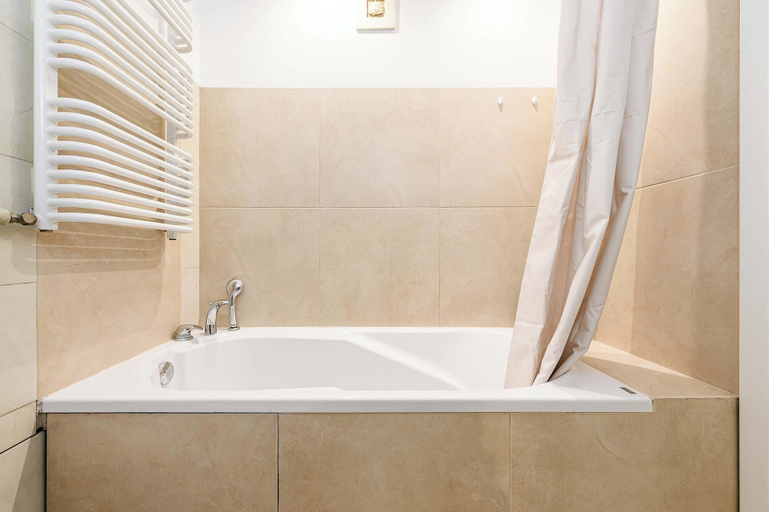 Bathroom 5, Holiday Home by Lampaul Beach With Garden, Warsaw
