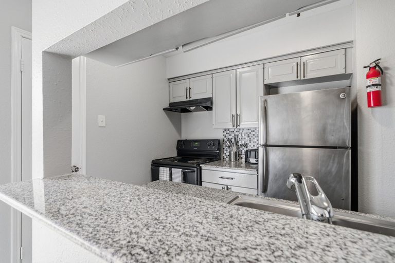 Private kitchen 2, Houston 2BR Apartment Sleeps 6, Houston