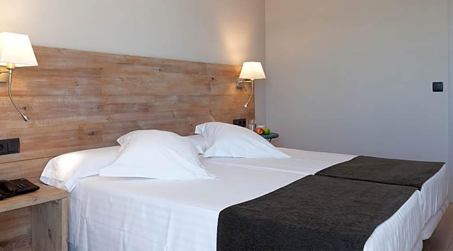 Bedroom 3, Aparthotel Arrels d'Empordà, Girona