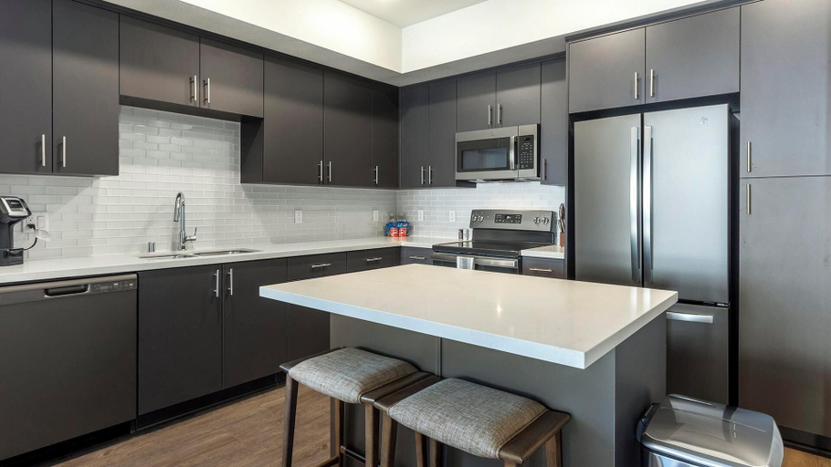 Private kitchen, Landing Beautiful 2bd, Gym, Manatee