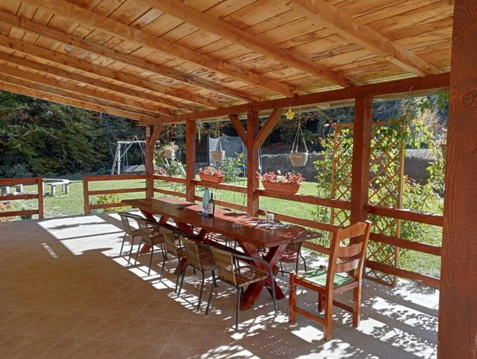 Others 5, Pensiunea Rozelor, Voila