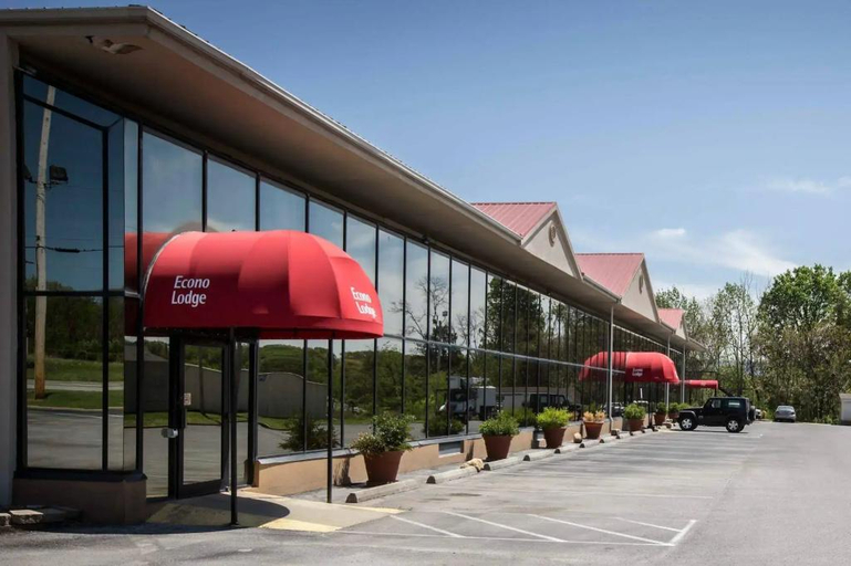 Exterior & Views 2, Greeneville Inn and Suites, Greene