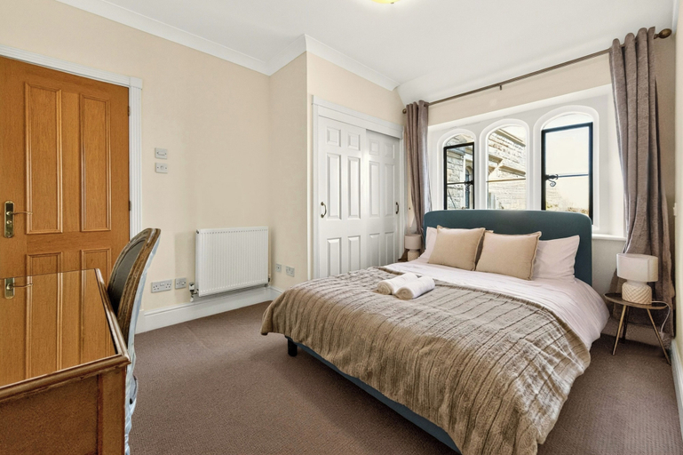 Room 2, Elegant Castle apartment in Wimbledon, London