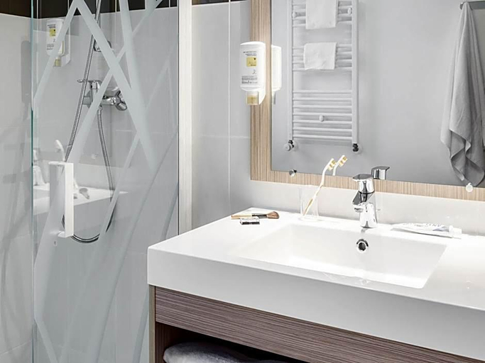 Bathroom 5, Aparthotel Adagio Access Paris Clichy, Hauts-de-Seine