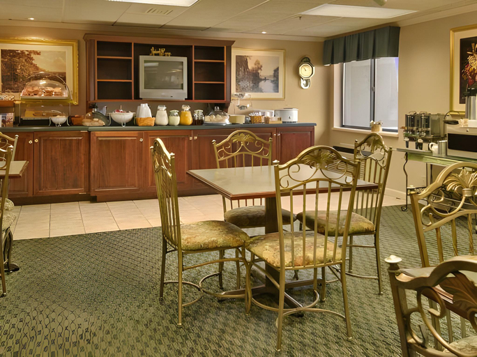 Food & Drinks 5, Baymont by Wyndham Battle Creek/I-94, Calhoun
