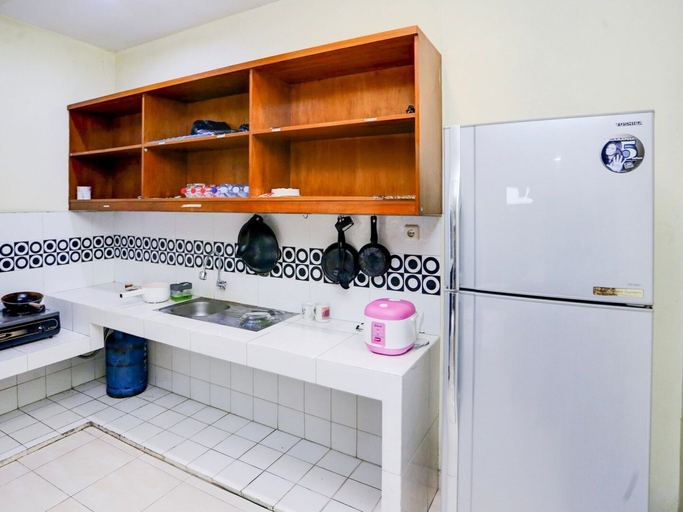 Private kitchen, Luxury Deluxe DBL Retreat W/ Free Wifi and Parking, Tangerang