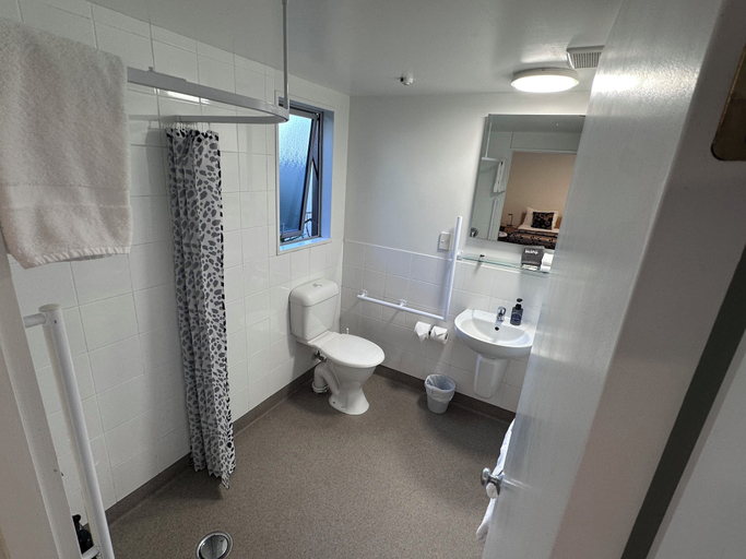 Bathroom 4, ASURE Centrepoint Motel, Christchurch