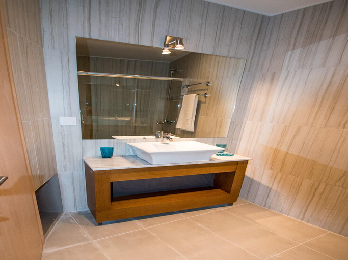 Bathroom 3, Chaniá Apartments, Crete