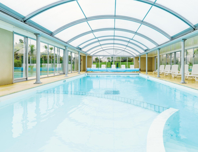 Pool 5, Duplex House in Morgat Near Beach, Finistère