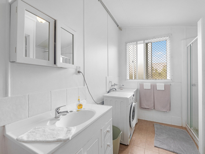 Bathroom, Two Bed Terrace Near Hervey Bay Beaches, Hervey Bay - Pt A