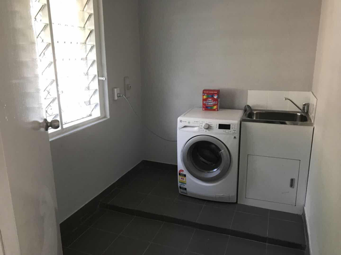 Bathroom 3, Maddington House Unit A, Perth