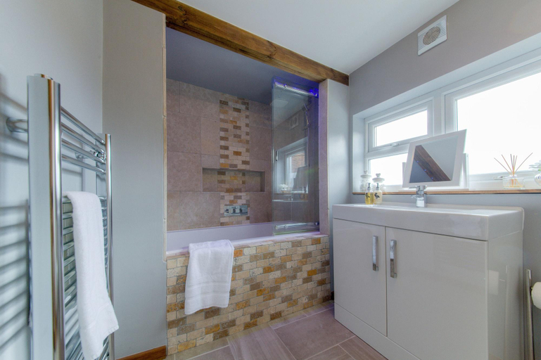 Bathroom 4, Beach Breeze Cottage, Norfolk