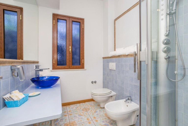 Bathroom 4, Medea Residence, Messina