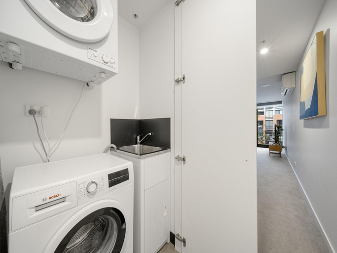 Bathroom, Modern 1-Bed Apartment With Pool And Sauna, Canberra
