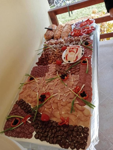 Food & Drinks 4, Pensiunea Rozelor, Voila