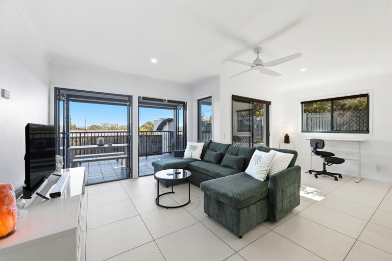 Living area 2, Poolside 2-bed Apartment Near Coolangatta, Gold Coast