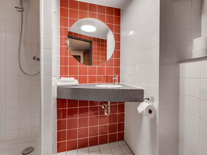 Bathroom 5, B&B Hotel Bremerhaven, Bremerhaven