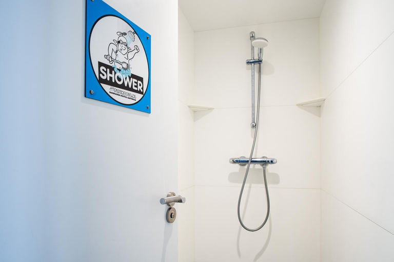 Bathroom 4, Flying Pigs Uptown Hostel Amsterdam, Amsterdam