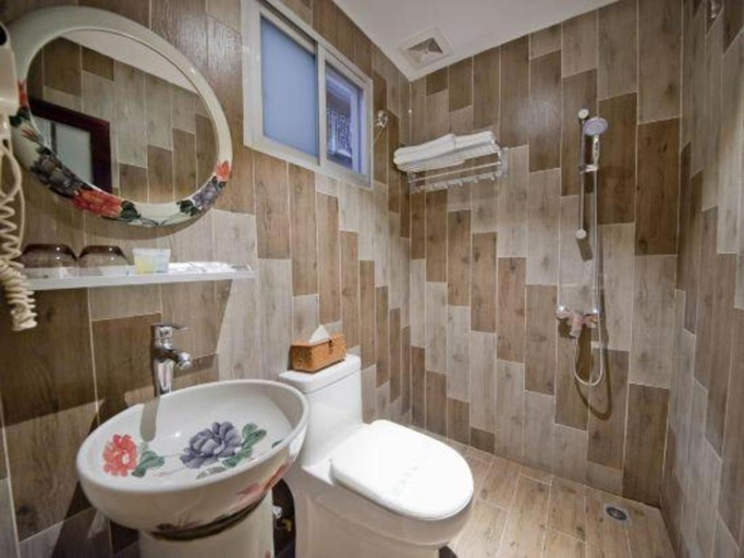 Bathroom 4, Parkside Hostel, Guilin