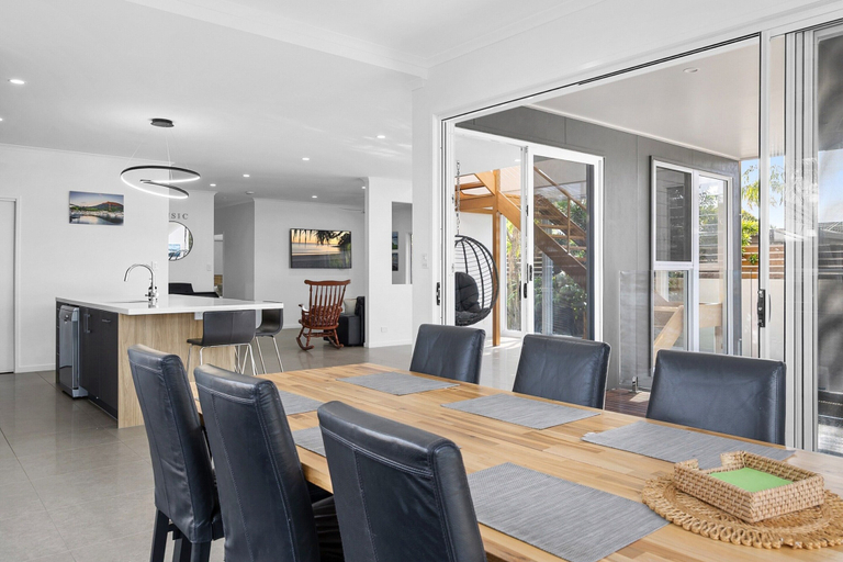 Dining, Poolside 2-Bed House in Coolum Beach, Maroochy - Coastal North