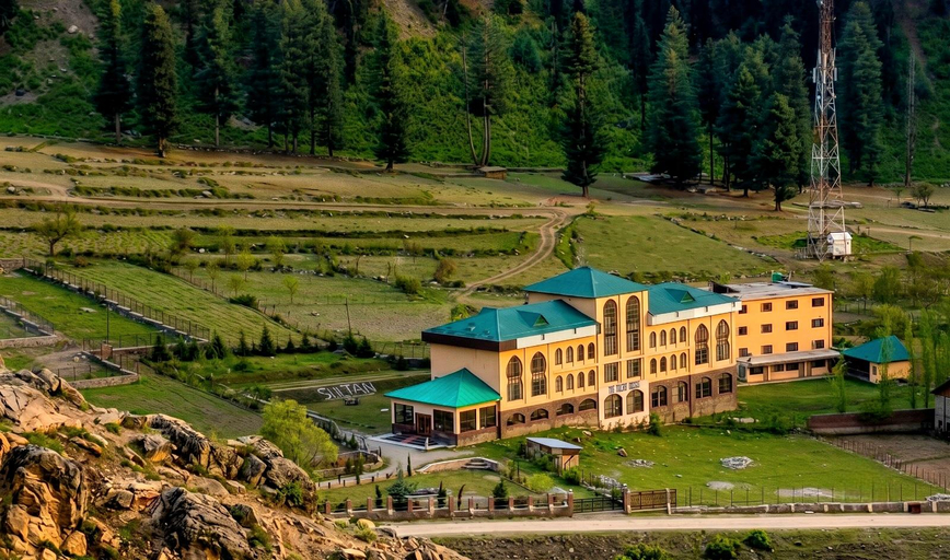 Exterior & Views