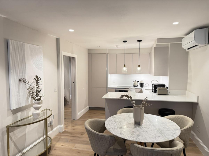 Others 4, 317 Grand Maisonette, London